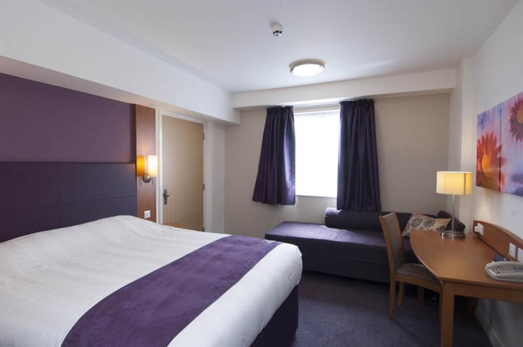 Premier Inn London Gatwick Airport - Manor Royal Crawley  Eksteriør billede