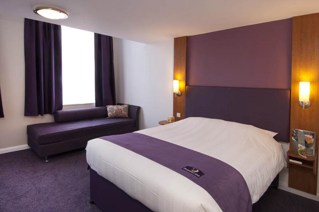 Premier Inn London Gatwick Airport - Manor Royal Crawley  Eksteriør billede