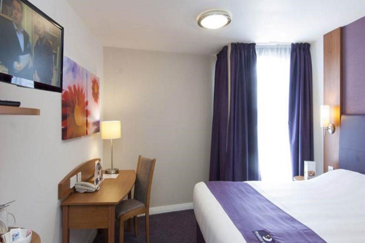 Premier Inn London Gatwick Airport - Manor Royal Crawley  Eksteriør billede