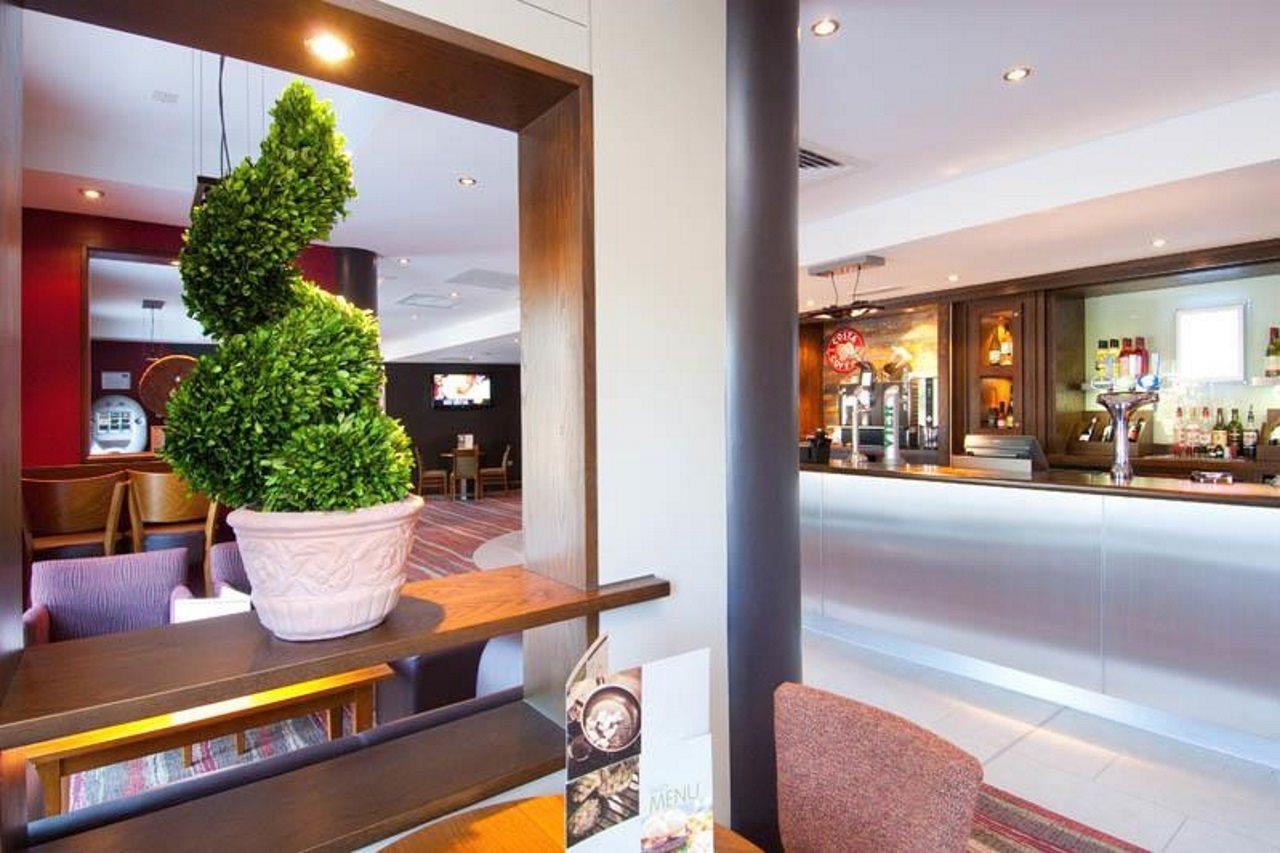 Premier Inn London Gatwick Airport - Manor Royal Crawley  Eksteriør billede